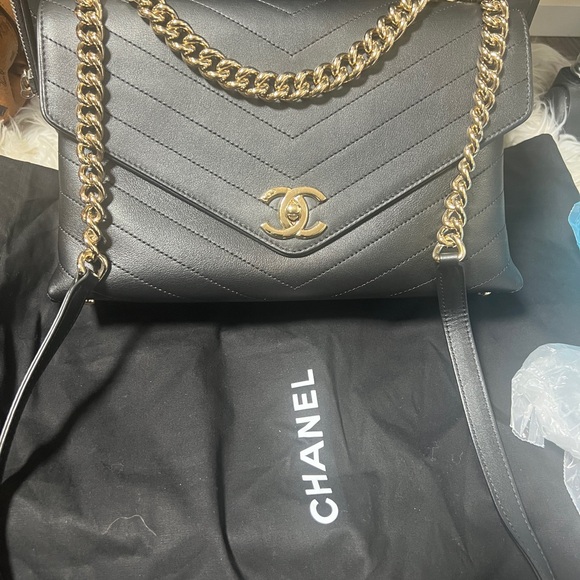 CHANEL Black Chevron Quilted Lambskin Shoulder Bag with Gold Chain pristine - Picture 10 of 10